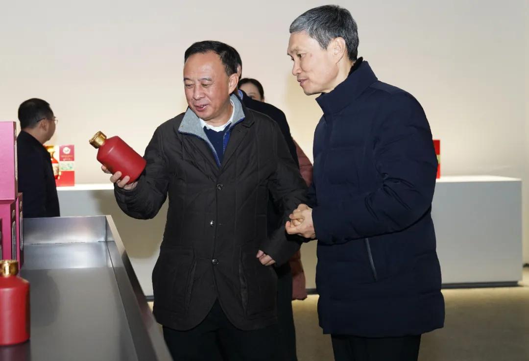 汪俊林董事长(左)向叶壮副主任(右)热情介绍「郎酒庄园·地宝洞酒」省