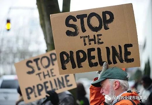 抗议者于2014年1月在俄勒冈州波特兰游行,抗议计划中的keystone xl