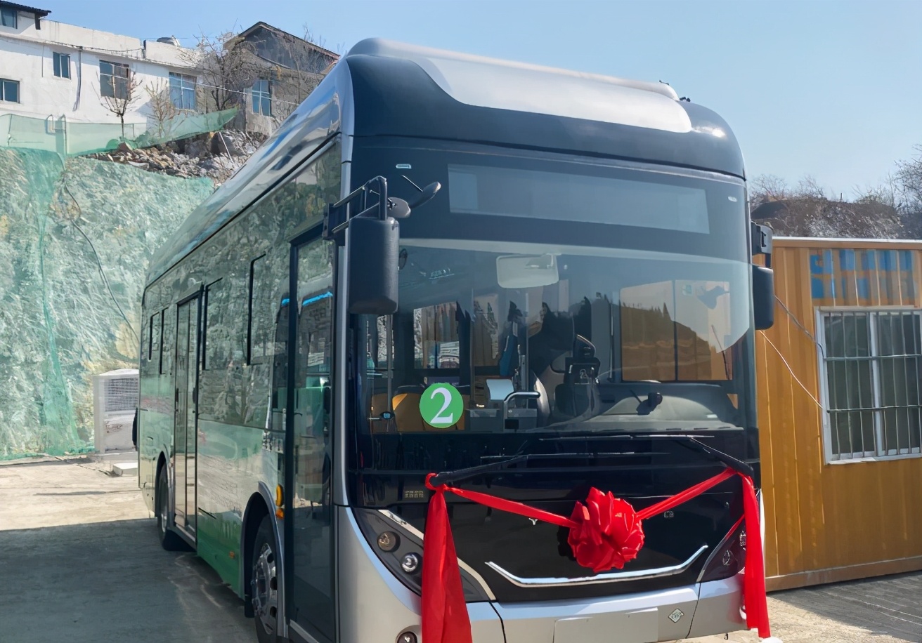 贵州六盘水市首条氢能源公交路线首座加氢站正式开启运营