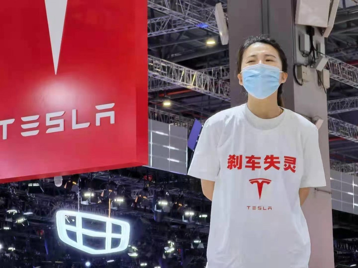 最出圈的并不是哪款全新车型,而是特斯拉车主张女士在车展上控诉