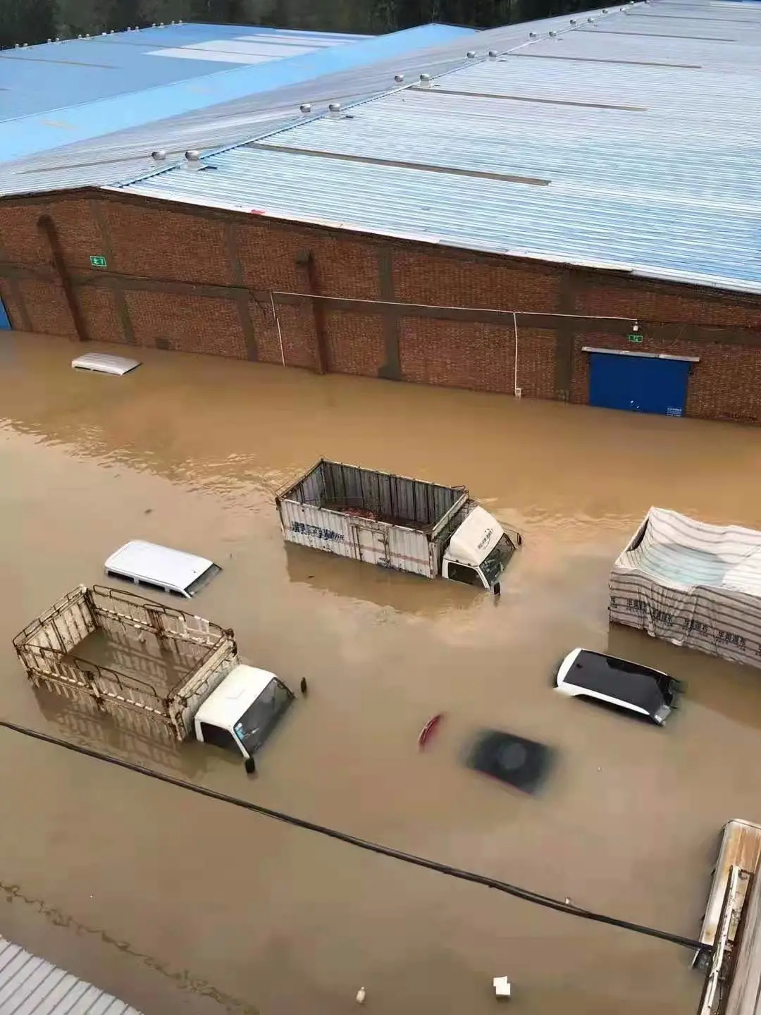 暴雨下的郑州酒商:受灾不超过10%,有人3万箱货物被泡损失千