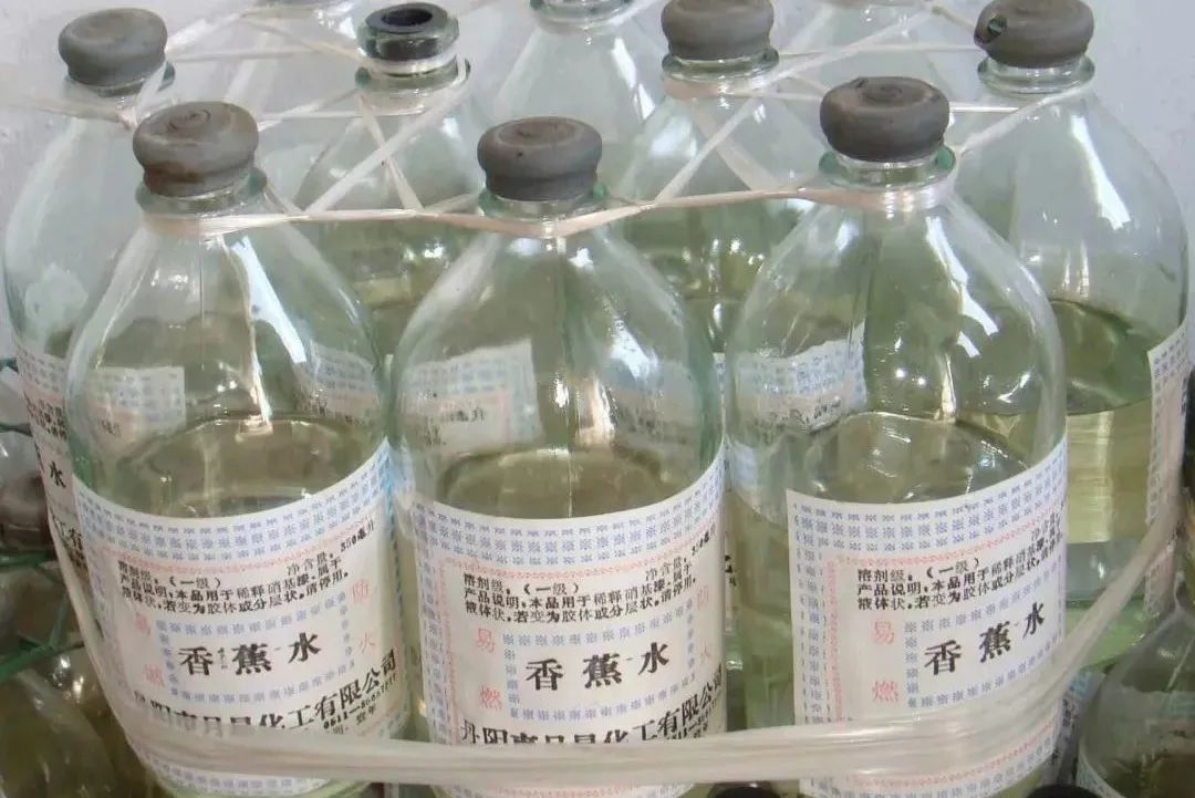 但与工厂客户逐渐混熟之后,叶志成敏锐地发现,这些工厂需要大量香蕉水