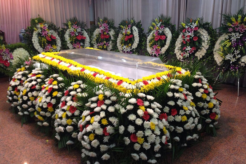 殡仪馆棺材鲜花布置图片