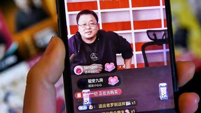 2019年,罗永浩曾多次试图再创业,从聊天宝到小野电子烟,再到鲨鱼皮