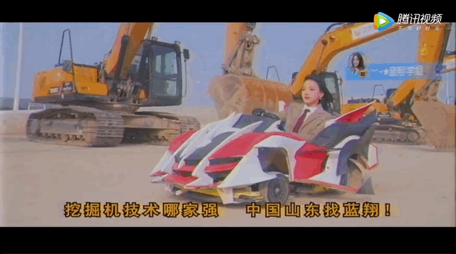 视频中,外表出众的女演员,露深沟的赛车服,卡丁车与挖掘机飙车,这是