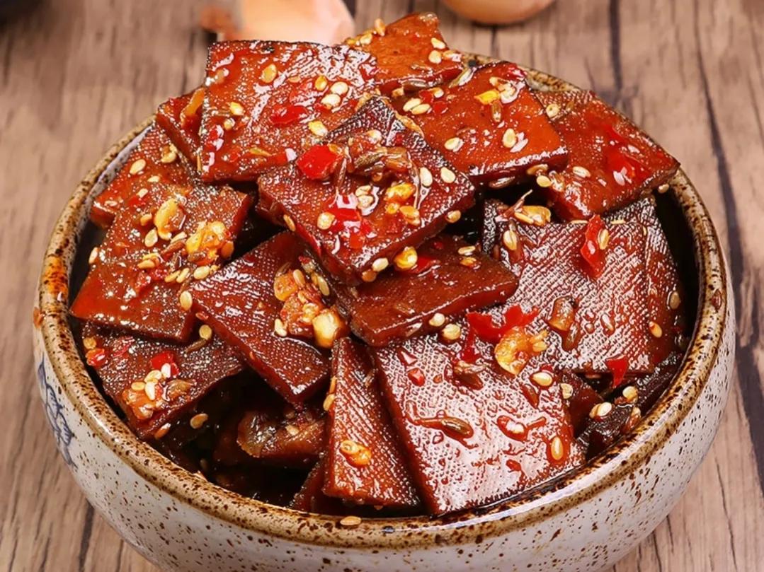平江酱干是当地备受欢迎的一款食品,有着悠久的历史,制作这小小的豆干