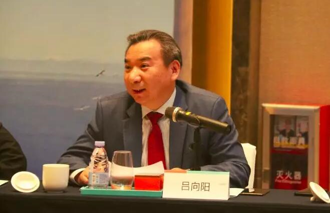 我相信在2001年的时候,很多人还不知道锂电池是什么,但是人家吕向阳