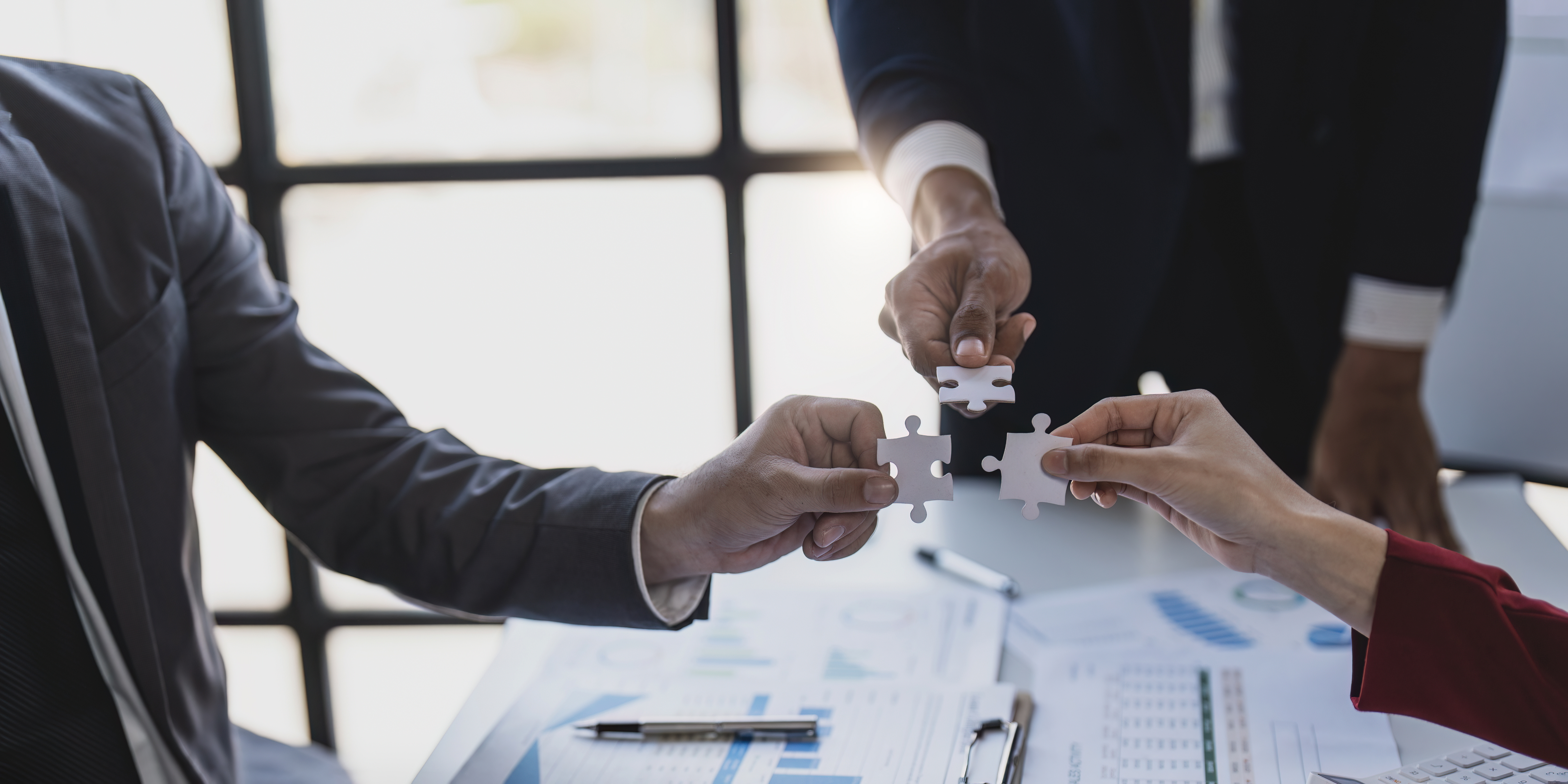 摄图网_330478570_办公室里有拼图的商务人士 成功的团队合作和伙伴