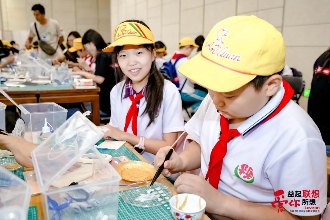 9月20日,82名联想志愿者带领北京石景山华奥小学的90名孩子们走进中国
