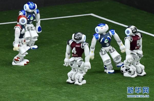5月17日,机器人在标准平台组机器人足球赛中比拼.