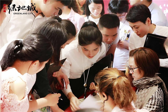 (内部团购专场首日现场 合作单位争相抢购)