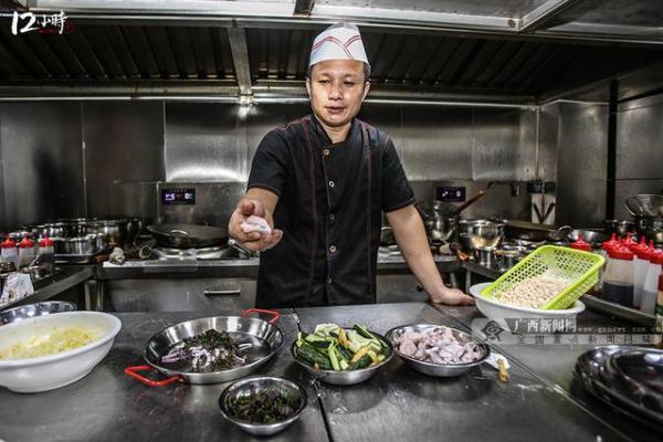 "邱国华告诉记者,厨师工作与一般的工作不同,往往是上班在人前,下班在