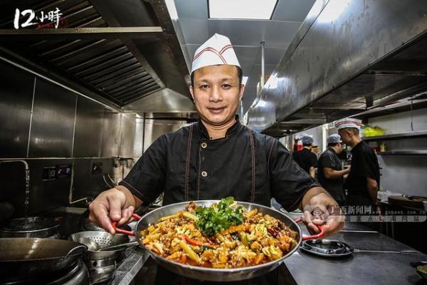 近日,记者跟拍厨师长邱国华一天的工作,用镜头揭开厨师长这一职业的