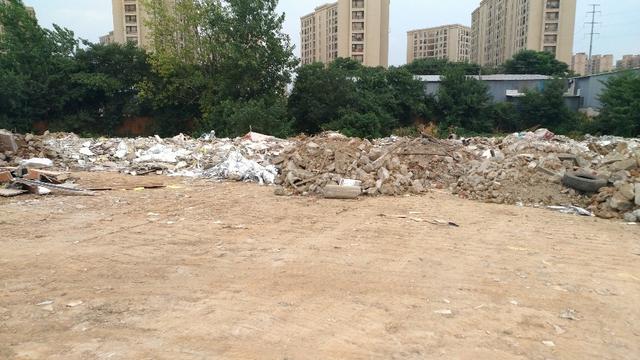 小区外空地被违规倾倒渣土 城管部门称将加强监管