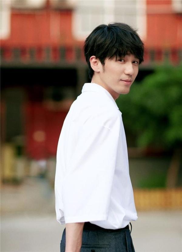 再来看这个回眸,就会觉得白宇身上的少年感其实跟大多数90后小生一样