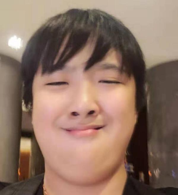 吴镇宇10岁儿子吴费曼晒自拍略微长胖依旧帅气姿势搞笑可爱