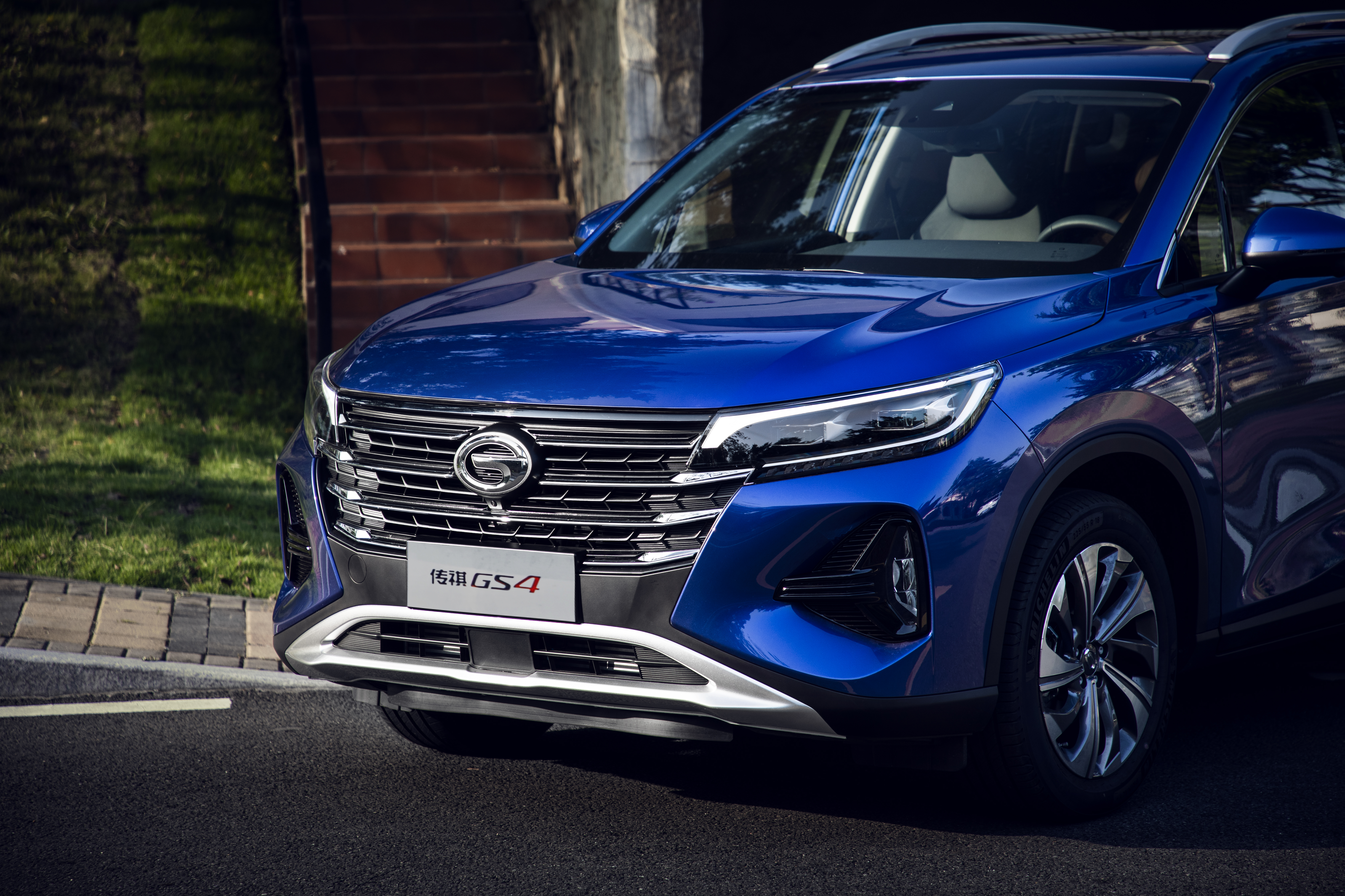 第二代传祺gs4是基于全新广汽全球平台模块化架构gpma打造的首款suv.