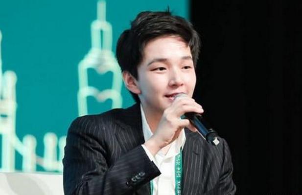 根据资料显示,他的90后姐姐谢其润早就执掌了家族企业身价千亿.