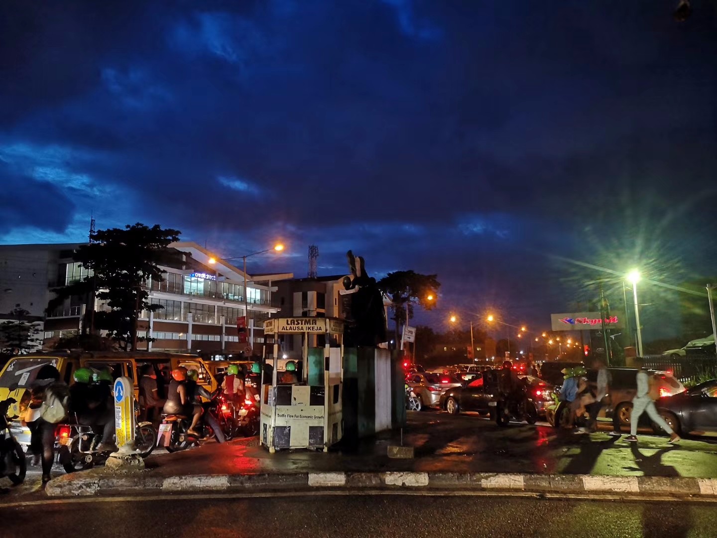 特写| 在非洲"淘金"的中国年轻人:比疟疾更致命的是ak47