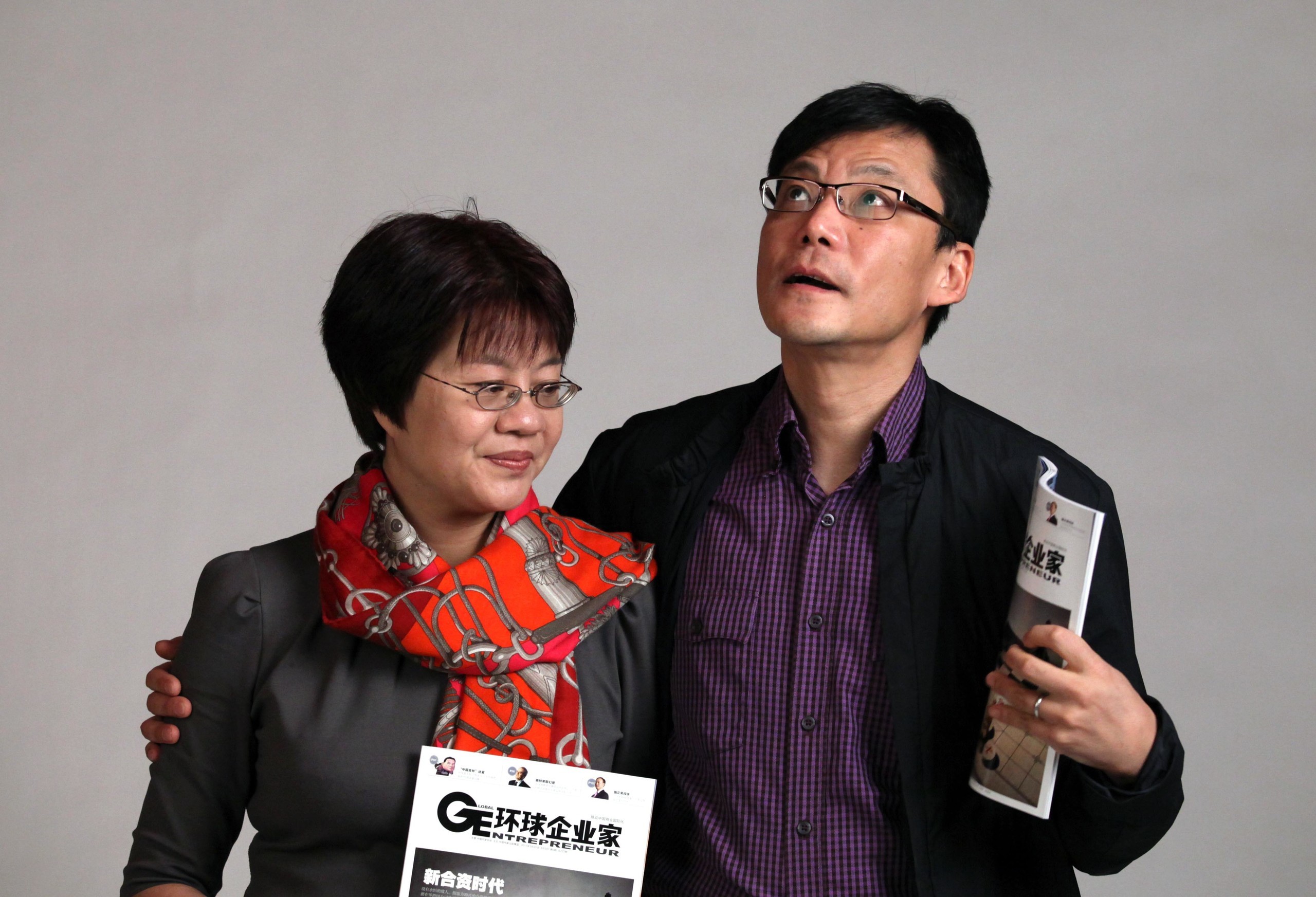 新东方做到收入七八千万时,一个人做有点困难,和老婆一起在新东方做