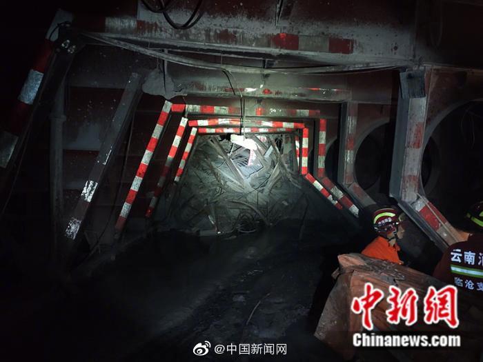 云南安石隧道事故已致4人遇难 仍有8人被困