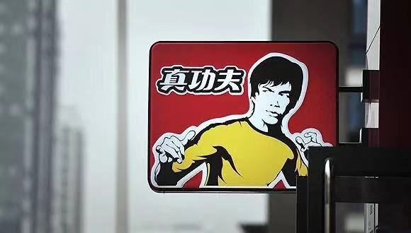 叶茂中为双种子策划的新品牌正是"真功夫,并启用了酷似李小龙的功夫