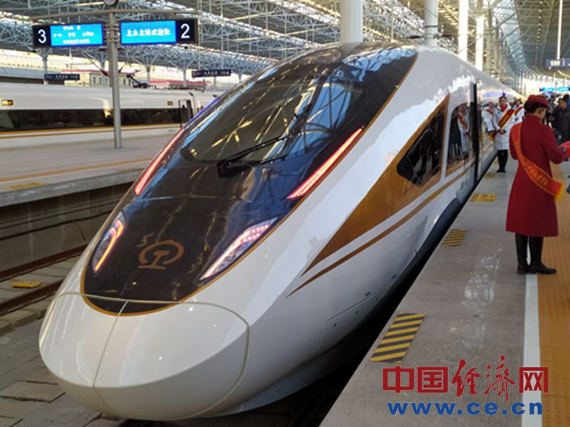 12月30日,g8811次列车在北京北站等待发车.