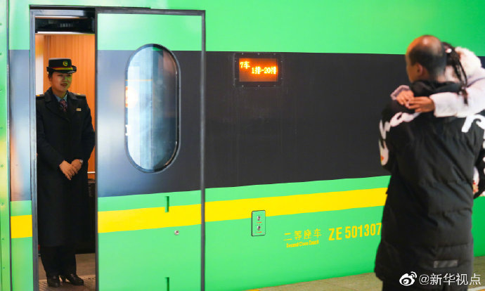 1月3日晚,卞菁值乘d734次列车,途经南昌西站.