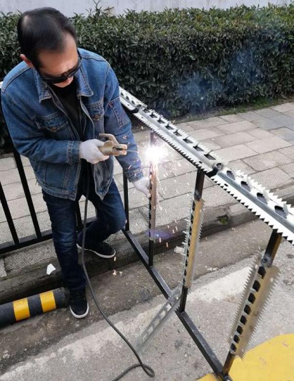 武汉某小区为防止有人钻出去,硬核焊门-图片来源网络