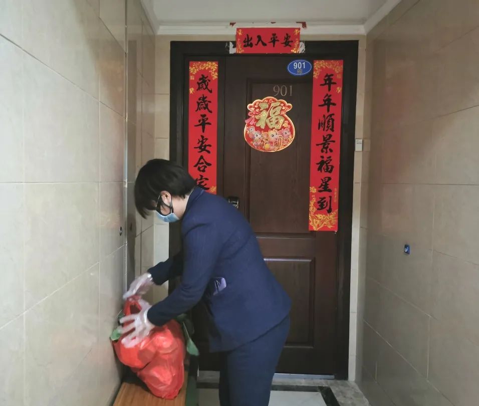 帮助业主送快递,购买蔬菜和早点等,并提供"无接触配送服务",不出门不