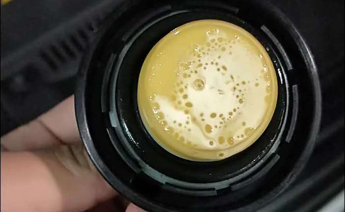 财经讲述了跟唐先生类似的经历:"新车四五百公里的时候发现了机油乳化