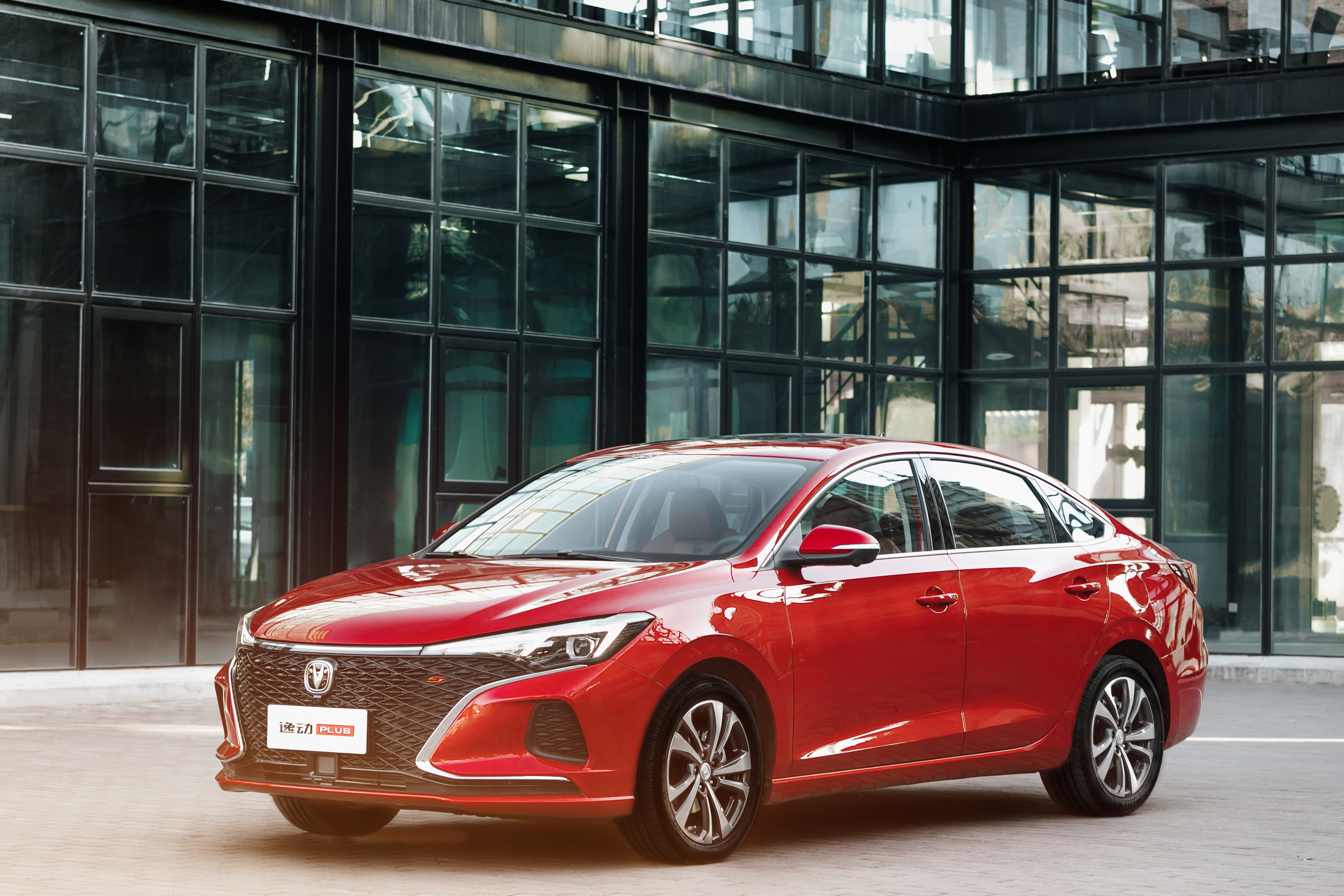 是基于现有逸动升级而来的新产品,相比现款,逸动plus外观上升级为长安