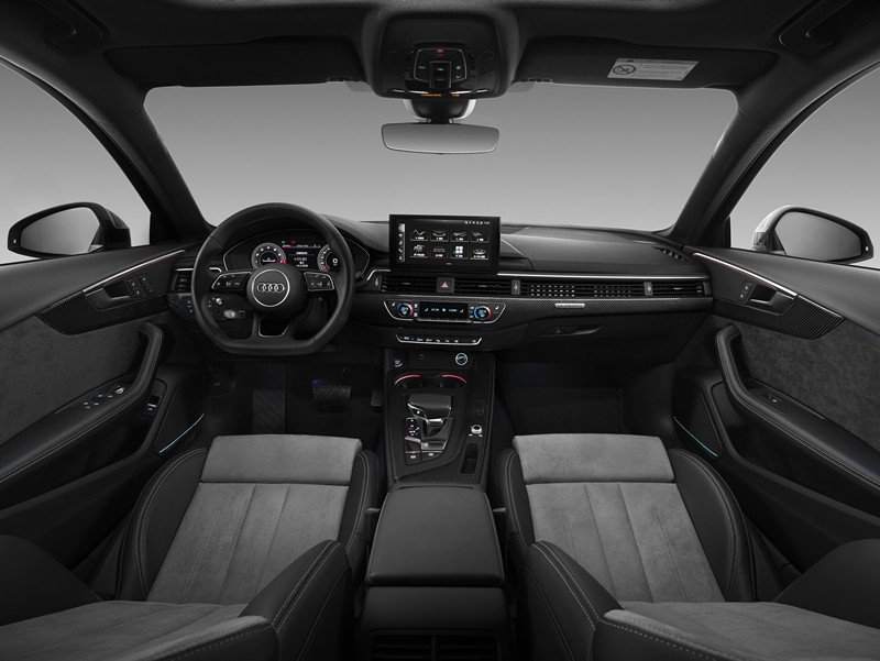 虽然"三大件"没动,内饰设计基本一致,但本次一汽-大众奥迪a4l的改款