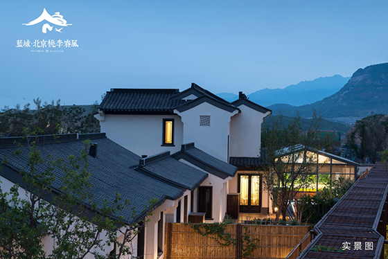 它碧瓦朱檐,楼阁亭台,五步一景,十步一重天,一座氤氲的江南小镇在北方