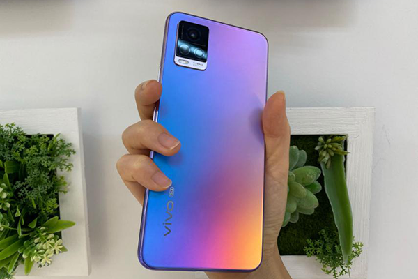 作为主打年轻潮玩系列手机,vivo s7外观设计上自然不会令大家失望