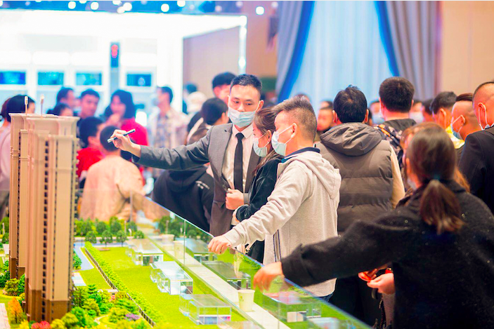 恒大黄金周火力全开售楼部人山人海堪比热门景点