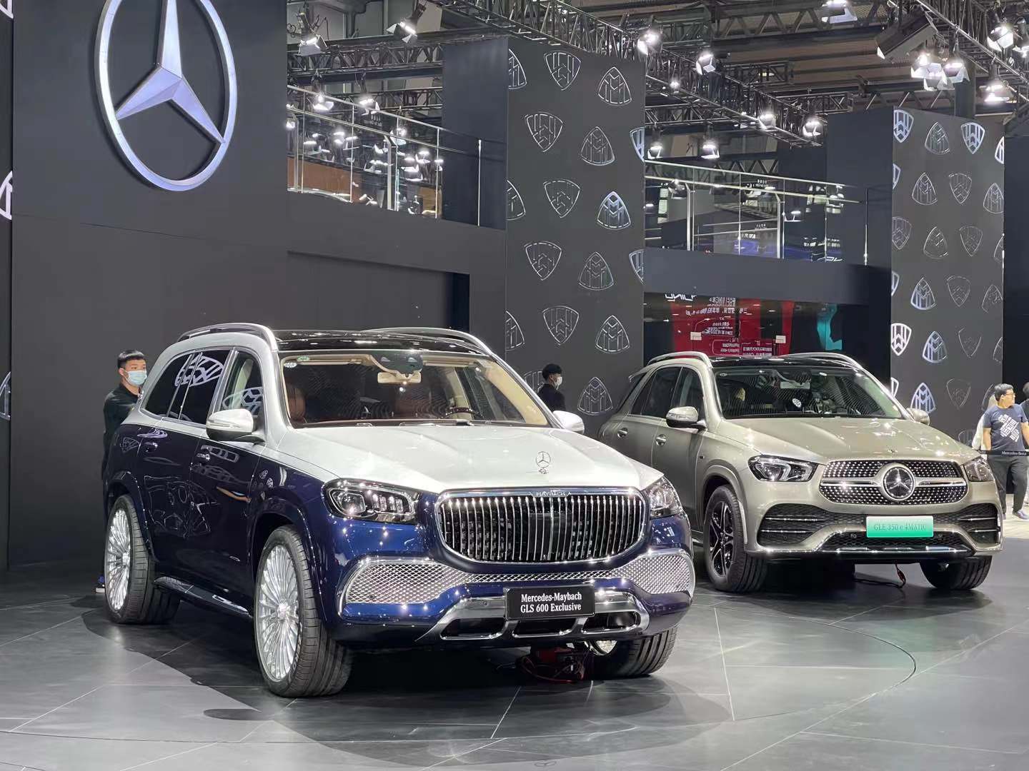 进口豪华车卖疯!迈巴赫加价100万,法拉利单店月营业额破亿!