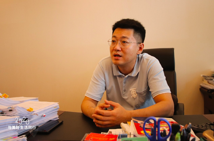 大悦城控股北京大区副总经理张硕与记者交流