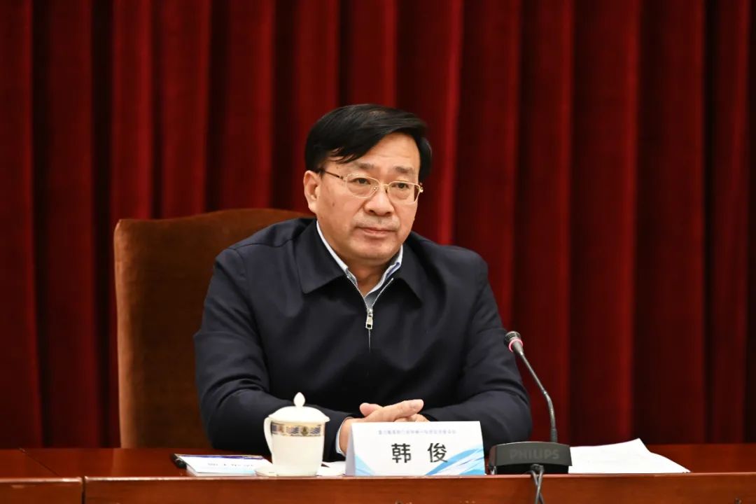 考察团与吉林省委书记景俊海,省委副书记,省长韩俊举行座谈会.