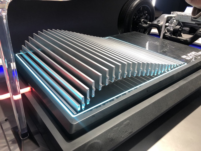 比亚迪和宁德时代正面刚,刀片电池全面外供,来自红旗的订单已出货_中