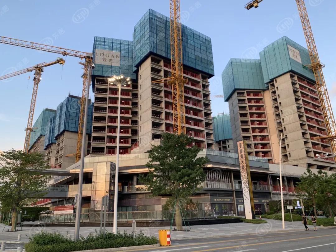 6969项目与龙光前海天境花园仅一路之隔.