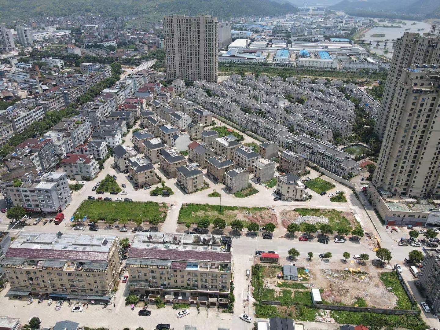 天台县赤城街道紫东南路东侧临街地块9300万元底价成交