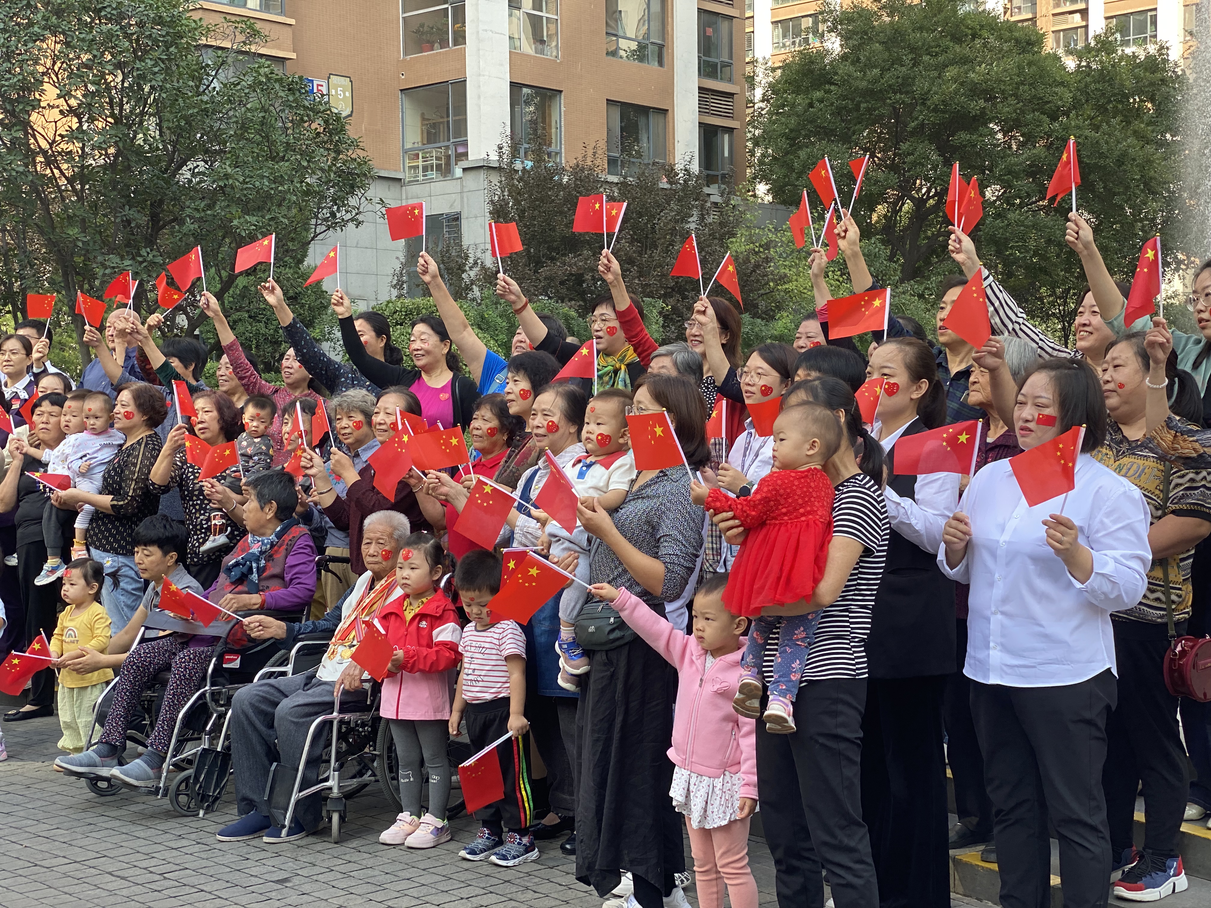 邀业主"沉浸式"过节!荣万家各地缤纷迎国庆,与社区共美好