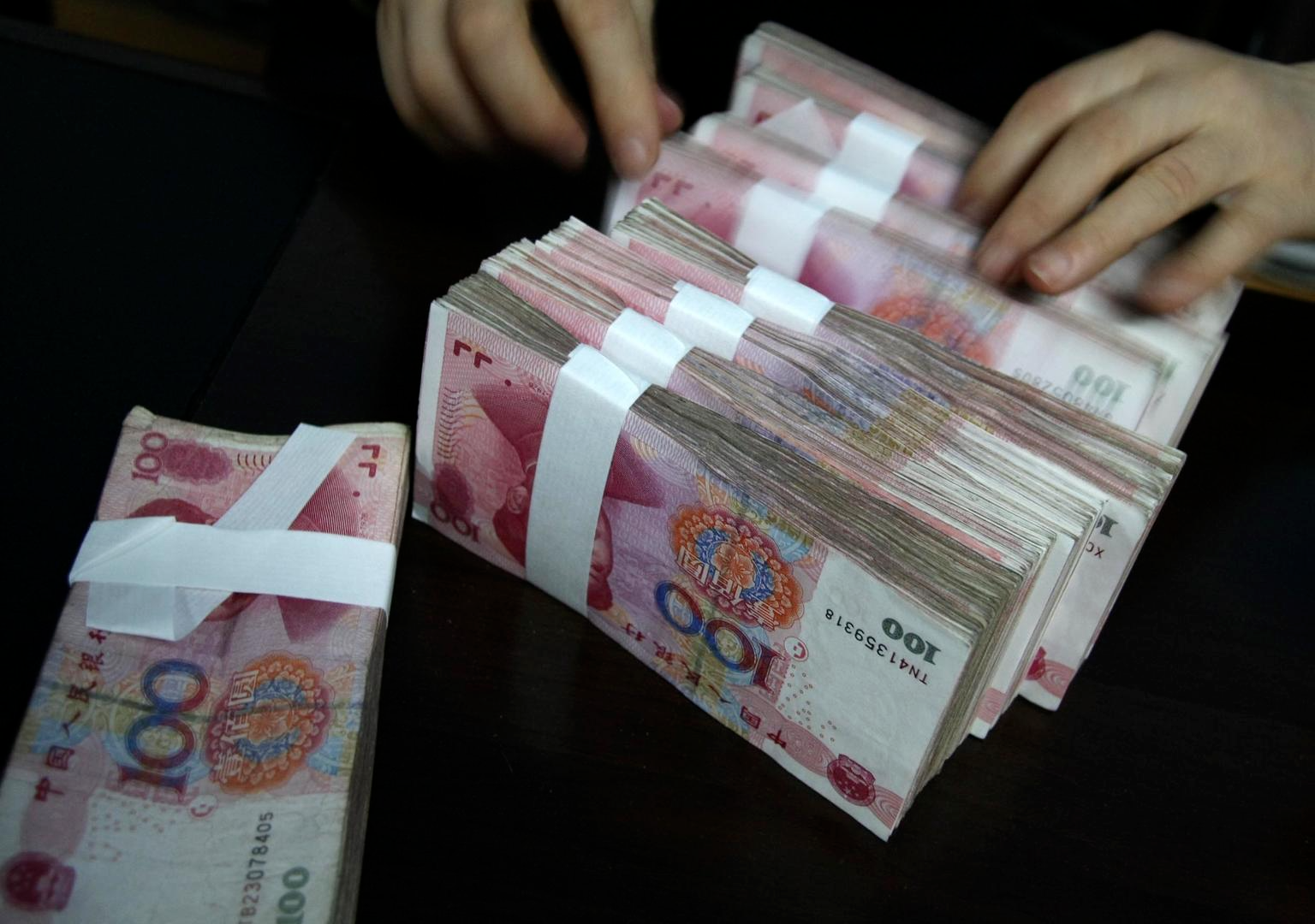 那么,在丁女士不知情的情况下,她的钱是怎么被转走的?