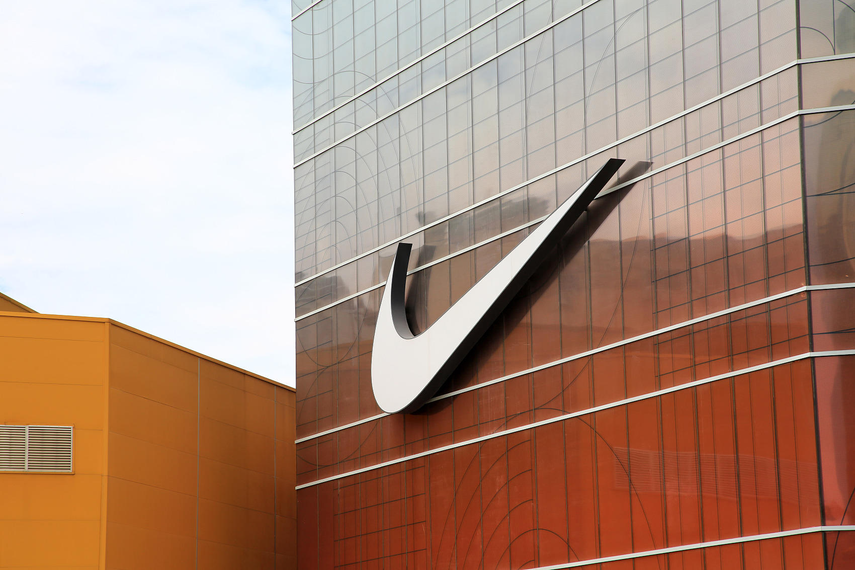 遭中国消费者抵制耐克在大中华区利润大降36开启卖假鞋业务