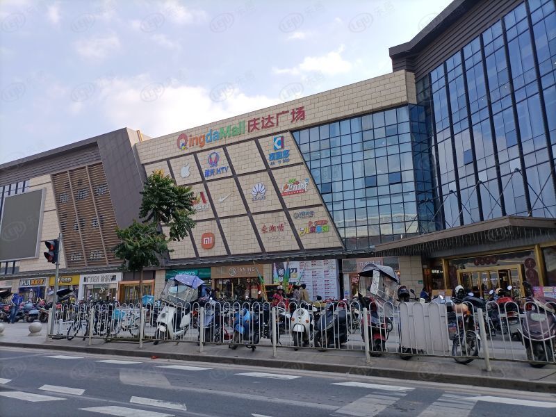 正荣新城云溪润宸附近有钟落潭公园和正域公园,都是步行可达,而且项目