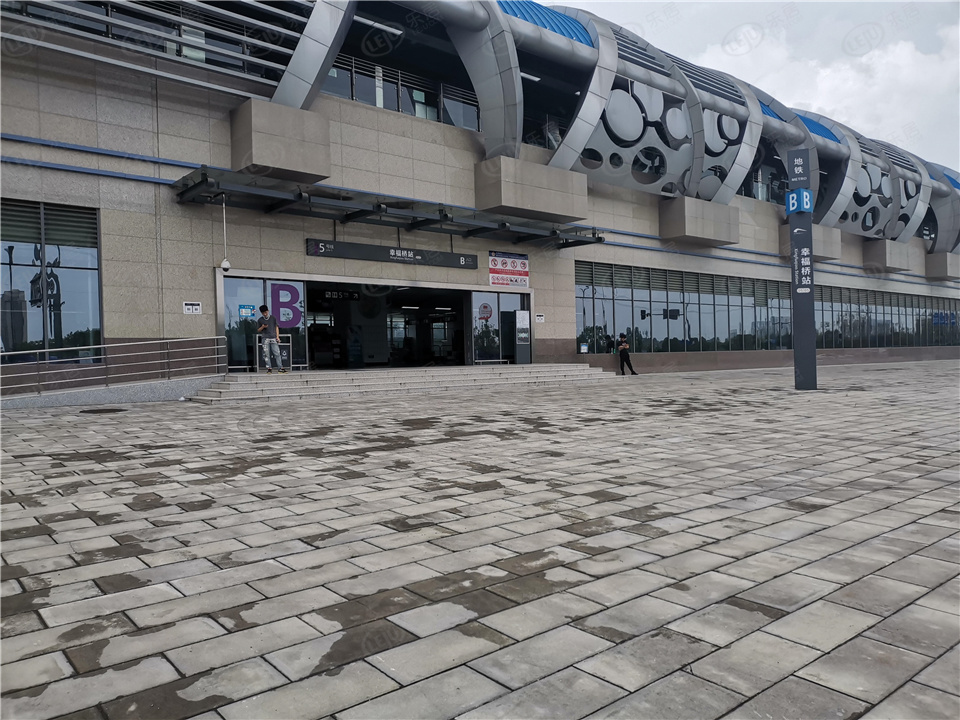 69楼下便是地铁5号线幸福桥站,在东侧还有正在修建的27号线石门坎站