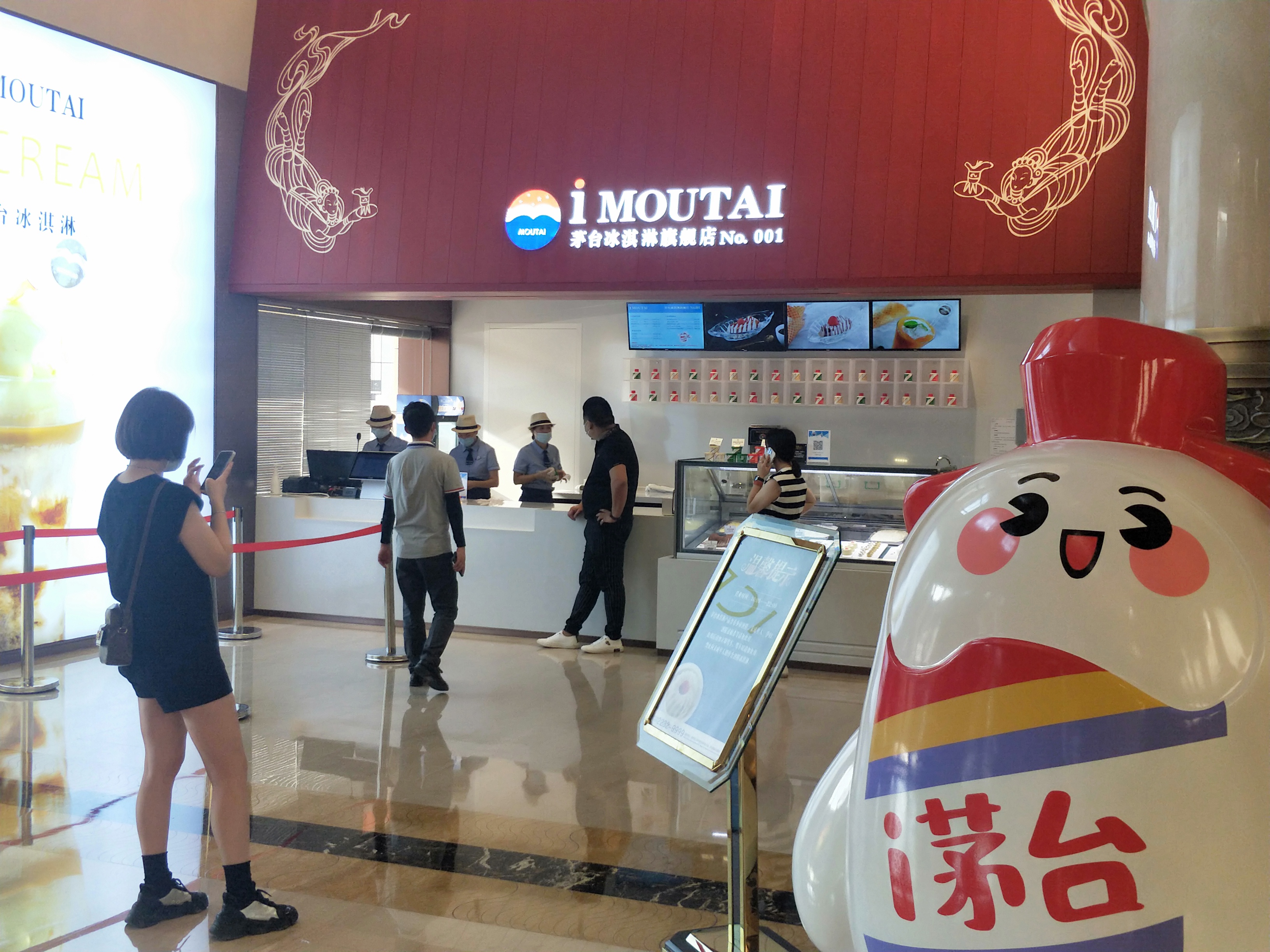 在酒店前台,多位工作人员向红星资本局表示,自从取消住店购买茅台酒后