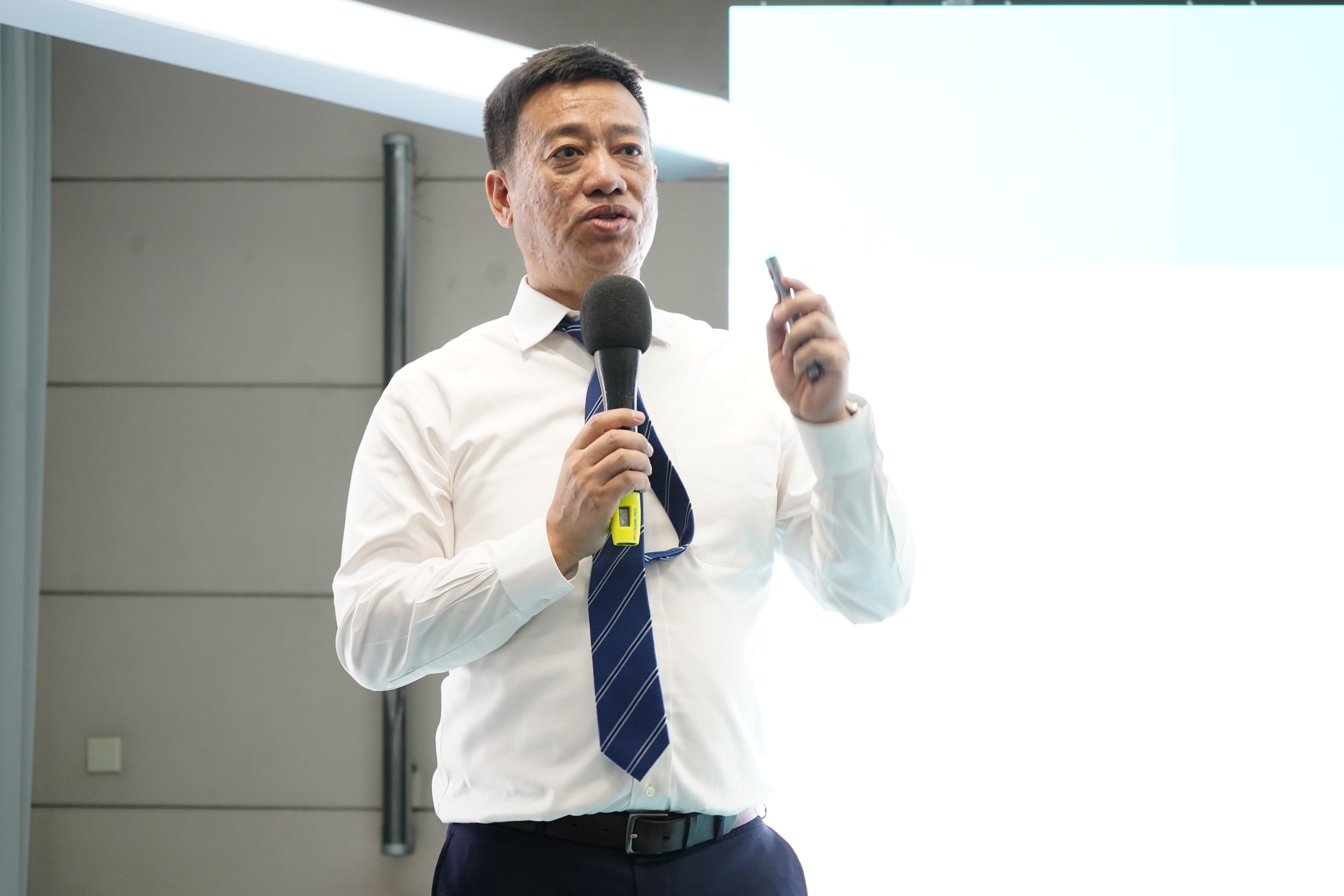 6969图:惠达卫浴国内营销中心副总经理张宏坤6969会议结束