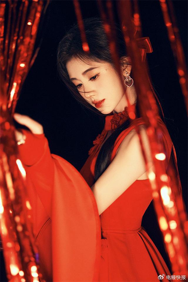 电鳗号红裙下的鞠婧祎甜笑中的迷人魅力